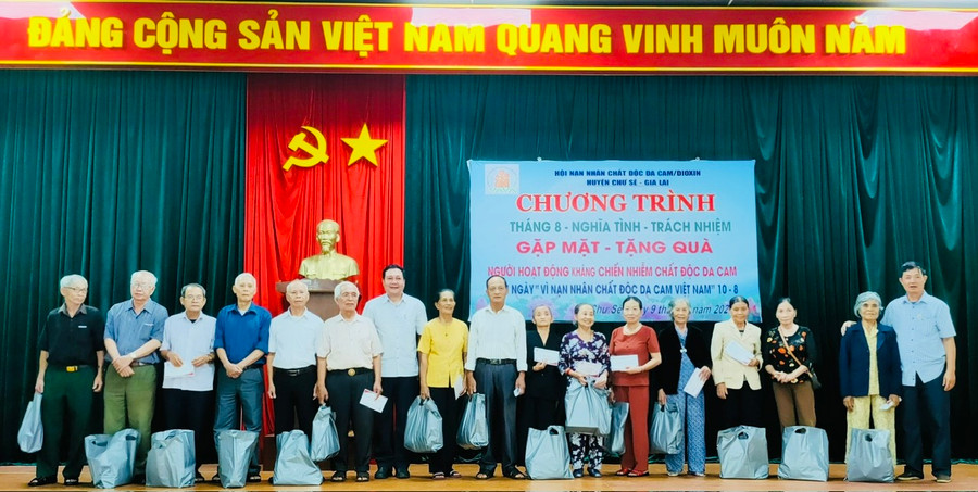 Đoàn đã trao tặng 300 suất quà cho người hoạt động kháng chiến bị nhiễm chất độc da cam. Ảnh: Đinh Yến Đoàn đã trao tặng 300 suất quà cho người hoạt động kháng chiến bị nhiễm chất độc da cam. Ảnh: Đinh Yến