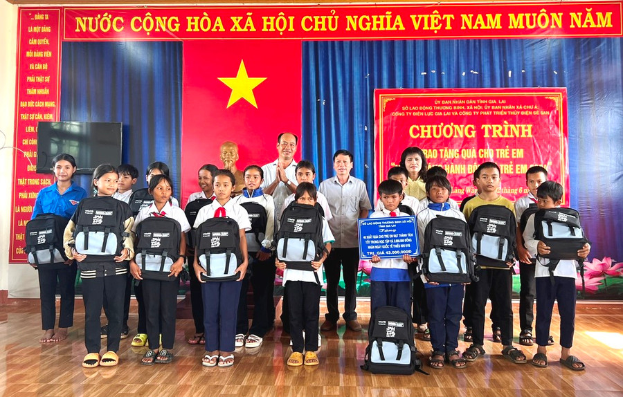 Lãnh đạo Sở Lao động-Thương binh và Xã hội tặng suất quà gồm: cặp sách, đồ dùng học tập cho học sinh đạt thành tích tốt trong học tập. Ảnh: Đinh Yến