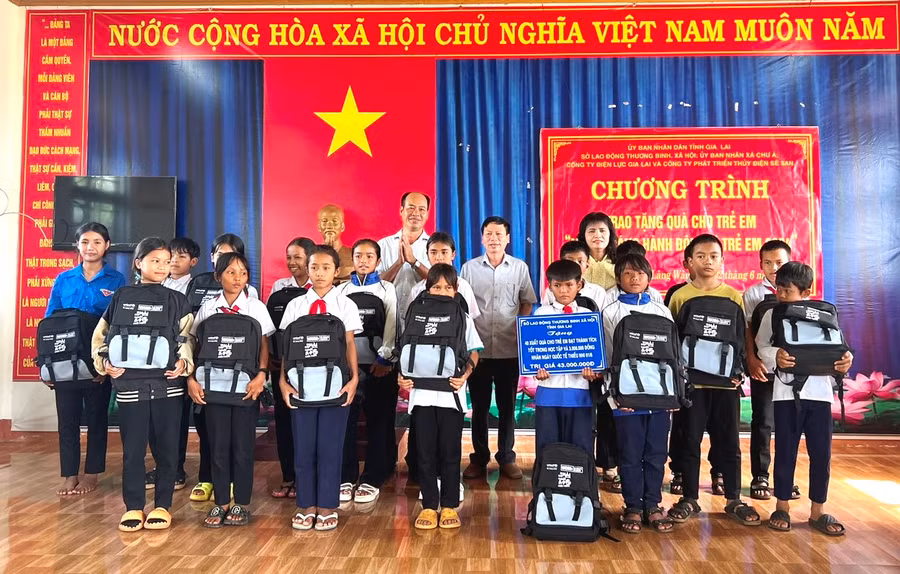 Lãnh đạo Sở Lao động-Thương binh và Xã hội tặng suất quà gồm: cặp sách, đồ dùng học tập cho học sinh đạt thành tích tốt trong học tập. Ảnh: Đinh Yến