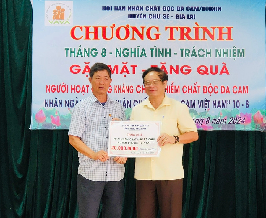 Ông Nguyễn Dũng (bên phải; đại diện Tạp chí Tinh hoa Đất Việt Văn phòng phía Nam) đã trao biển tượng trưng tặng 20 triệu đồng cho các nạn nhân chất độc da cam và hộ nghèo huyện Chư Sê vào dịp tháng 9 sắp tới. Ảnh: Đinh Yến Ông Nguyễn Dũng (bên phải; đại diện Tạp chí Tinh hoa Đất Việt Văn phòng phía Nam) đã trao biển tượng trưng tặng 20 triệu đồng cho các nạn nhân chất độc da cam và hộ nghèo huyện Chư Sê vào dịp tháng 9 sắp tới. Ảnh: Đinh Yến