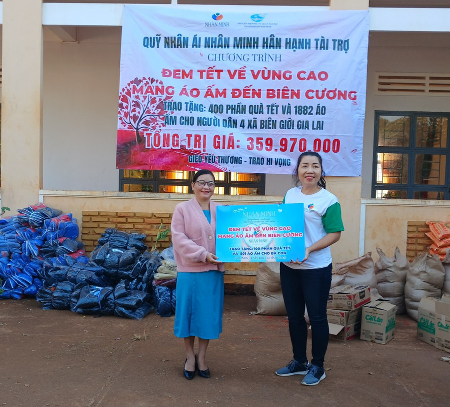 Quỹ Nhân ái Nhân Minh TP. Hồ Chí Minh tổ chức Chương trình “Đem Tết về vùng cao, mang áo ấm đến biên cương” tại 4 xã: Ia Dom, Ia Pnôn, Ia Nan (huyện Đức Cơ) và Ia Chía (huyện Ia Grai). Ảnh: Đinh Yến Quỹ Nhân ái Nhân Minh TP. Hồ Chí Minh tổ chức Chương trình “Đem Tết về vùng cao, mang áo ấm đến biên cương” tại 4 xã: Ia Dom, Ia Pnôn, Ia Nan (huyện Đức Cơ) và Ia Chía (huyện Ia Grai). Ảnh: Đinh Yến