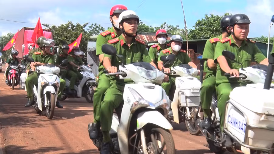 Các đại biểu tham gia diễu hành hưởng ứng Tháng hành động phòng-chống ma túy năm 2024. Ảnh: Thanh Tịnh