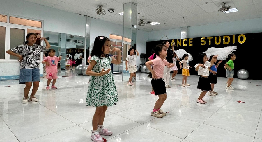 Nhiều lớp năng khiếu cho trẻ của CLB Dance Studio được tổ chức tại Nhà Văn hóa Lao động tỉnh trong dịp hè này. Ảnh: Đinh Yến Nhiều lớp năng khiếu cho trẻ của CLB Dance Studio được tổ chức tại Nhà Văn hóa Lao động tỉnh trong dịp hè này. Ảnh: Đinh Yến