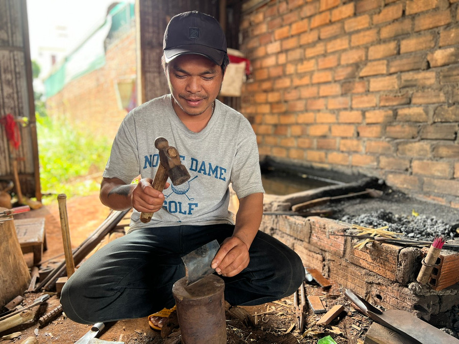 Anh Trần Quang Lưu được cha truyền nghề cũng đang lưu giữ nghề truyền thống của gia đình. Ảnh: Đinh Yến Anh Trần Quang Lưu được cha truyền nghề cũng đang lưu giữ nghề truyền thống của gia đình. Ảnh: Đinh Yến
