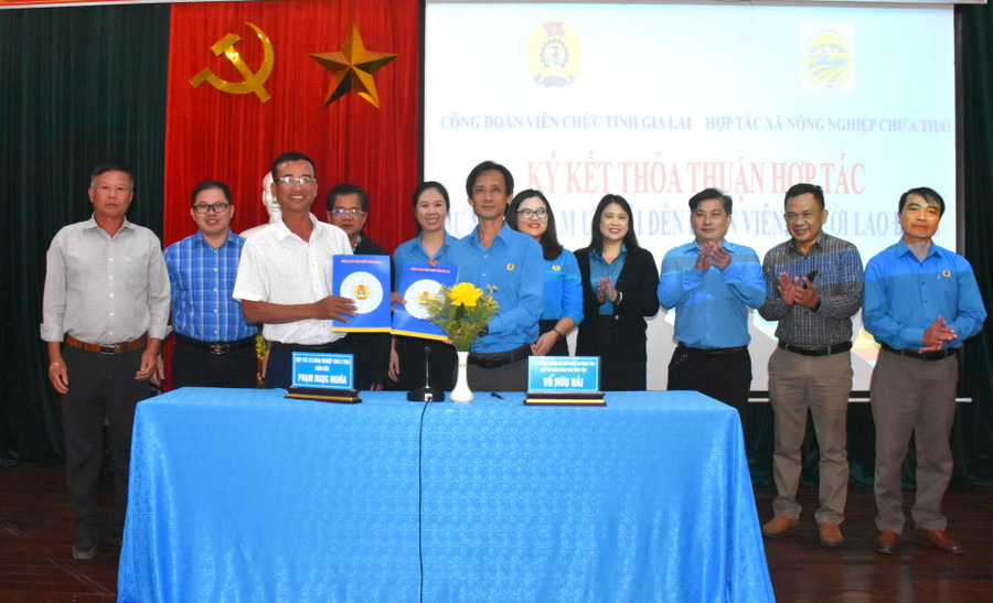 Lãnh đạo 2 đơn vị ký kết thỏa thuận hợp tác. Ảnh: Đinh Yến Lãnh đạo 2 đơn vị ký kết thỏa thuận hợp tác. Ảnh: Đinh Yến