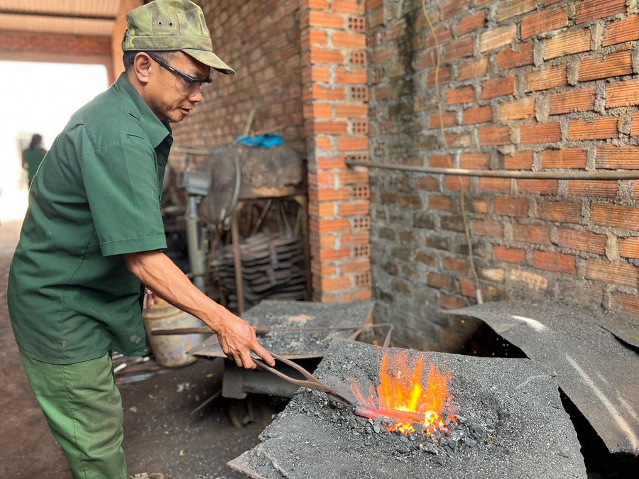Ông Lê Ngọc, sinh năm 1975 đã gắn bó với nghề rèn suốt 33 năm qua. Ảnh: Đinh Yến Ông Lê Ngọc, sinh năm 1975 đã gắn bó với nghề rèn suốt 33 năm qua. Ảnh: Đinh Yến