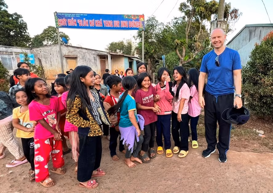 Xây dựng môi trường sống an toàn, lành mạnh để trẻ em phát triển toàn diện cả về thể chất lẫn tinh thần. Ảnh: Đinh Yến