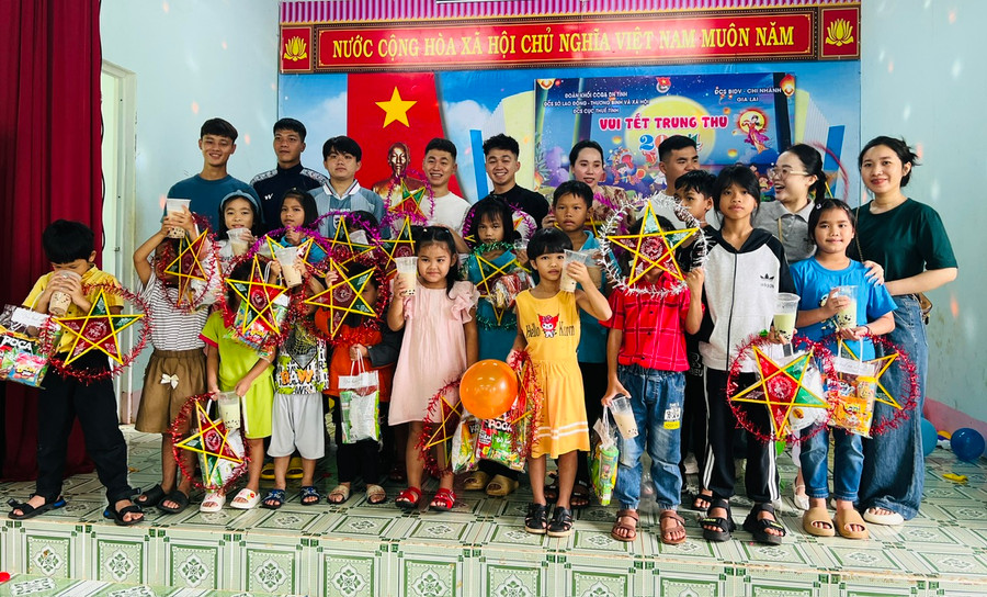Đoàn viên, thanh niên Khách sạn Minh Tuyết tặng lồng đèn và bánh trung thu cho các em mồ côi. Ảnh: Đinh Yến Đoàn viên, thanh niên Khách sạn Minh Tuyết tặng lồng đèn và bánh trung thu cho các em mồ côi. Ảnh: Đinh Yến