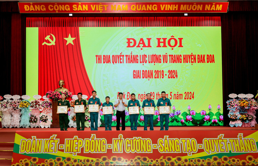 Đồng chí Y Đức Thành (thứ 4 từ phải qua) -Phó Bí thư Thường trực Huyện ủy Đak Đoa trao giấy khen của Chủ tịch UBND huyện cho các tập thể, cá nhân có thành tích xuất sắc trong phong trào thi đua quyết thắng giai đoạn 2019-2024. Ảnh: Tuấn Nguyễn