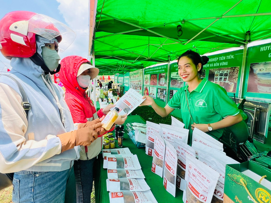 Người dân chọn mua sản phẩm tại các gian hàng tham gia tại phiên chợ. Ảnh: Đinh Yến Người dân chọn mua sản phẩm tại các gian hàng tham gia tại phiên chợ. Ảnh: Đinh Yến