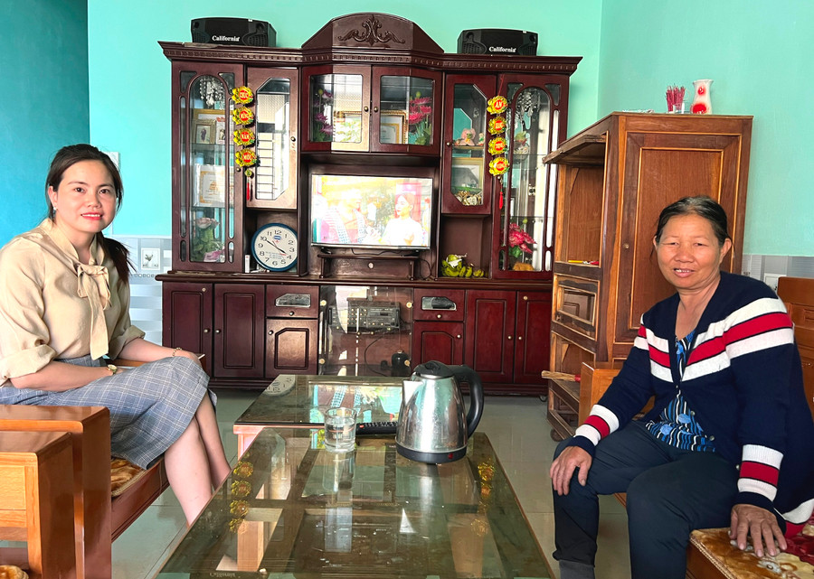 Bà Nguyễn Thị Thà (bìa phải) tổ dân phố 5 (thị trấn Ia Kha, huyện Ia Grai) cùng cán bộ Lao động-Thương binh và Xã hội thị trấn Ia Kha trong căn nhà mới. Ảnh: Đinh Yến