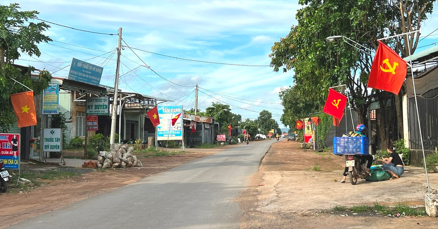 Mọi ngả đường ở thôn 6 đều rực rỡ cờ hoa, chào đón Tết Độc lập. Ảnh: Đinh Yến Mọi ngả đường ở thôn 6 đều rực rỡ cờ hoa, chào đón Tết Độc lập. Ảnh: Đinh Yến