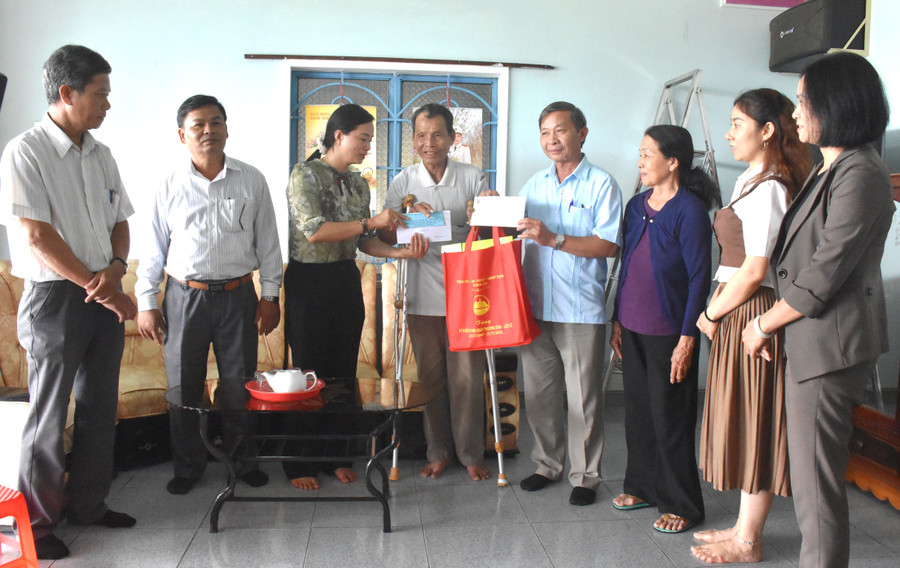 Trưởng ban Tuyên giáo Tỉnh ủy Huỳnh Thế Mạnh (thứ 4 từ phải qua) thăm, tặng quà thương binh Đinh Công Thắm, thôn Tân Bình, xã Tân An, huyện Đak Pơ. Ảnh: Đinh Yến Trưởng ban Tuyên giáo Tỉnh ủy Huỳnh Thế Mạnh (thứ 4 từ phải qua) thăm, tặng quà thương binh Đinh Công Thắm, thôn Tân Bình, xã Tân An, huyện Đak Pơ. Ảnh: Đinh Yến