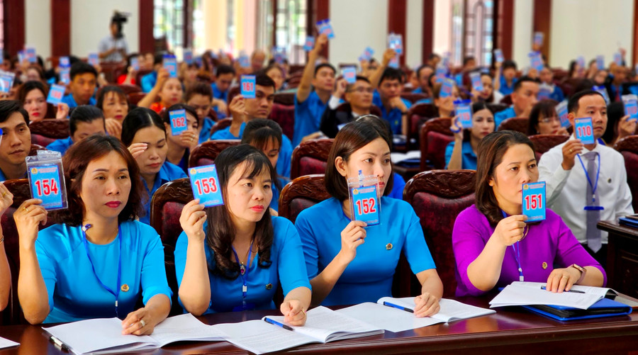 Các đại biểu tham dự Đại hội biểu quyết các chỉ tiêu quan trọng của Nghị quyết nhiệm kỳ mới. Ảnh: Đinh Yến Các đại biểu tham dự Đại hội biểu quyết các chỉ tiêu quan trọng của Nghị quyết nhiệm kỳ mới. Ảnh: Đinh Yến