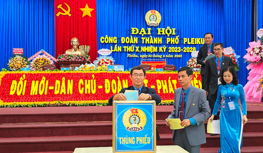 Các đại biểu bỏ phiếu bầu BCH nhiệm kỳ 2023-2028. Ảnh: Đinh Yến Các đại biểu bỏ phiếu bầu BCH nhiệm kỳ 2023-2028. Ảnh: Đinh Yến