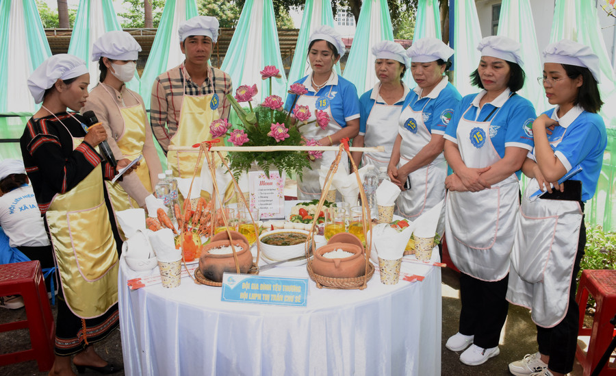 Mâm cơm của Đội gia đình yêu thương Hội LHPN thị trấn Chư Sê tham gia Hội thi. Ảnh: Đinh Yến Mâm cơm của Đội gia đình yêu thương Hội LHPN thị trấn Chư Sê tham gia Hội thi. Ảnh: Đinh Yến