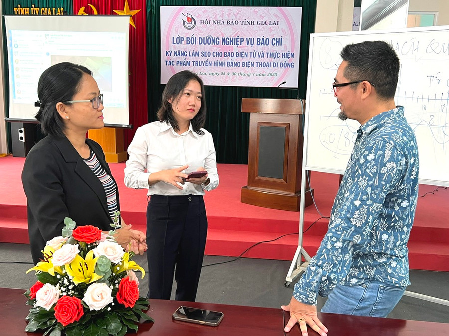 Phóng viên Ngọc Thủy (đứng giữa)-Trung tâm Văn hóa Thông tin-Thể thao huyện Chư Păh trao đổi với Nhà báo, Thạc sĩ Nguyễn Cao Cường-Giảng viên Trung tâm Bồi dưỡng nghiệp vụ báo chí Hội Nhà báo Việt Nam tại lớp bồi dưỡng. Ảnh: Đinh Yến Phóng viên Ngọc Thủy (đứng giữa)-Trung tâm Văn hóa Thông tin-Thể thao huyện Chư Păh trao đổi với Nhà báo, Thạc sĩ Nguyễn Cao Cường-Giảng viên Trung tâm Bồi dưỡng nghiệp vụ báo chí Hội Nhà báo Việt Nam tại lớp bồi dưỡng. Ảnh: Đinh Yến