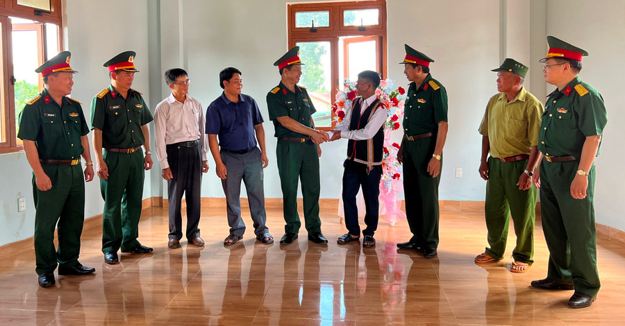 Đại tá Khuất Bá Cao (thứ 5 từ trái qua)-Bí thư Đảng uỷ-Phó Tư lệnh Binh đoàn 15 chúc mừng nhân dân làng Tung Chrúc có Nhà Văn hóa cộng đồng mới. Ảnh: Đinh Yến Đại tá Khuất Bá Cao (thứ 5 từ trái qua)-Bí thư Đảng uỷ-Phó Tư lệnh Binh đoàn 15 chúc mừng nhân dân làng Tung Chrúc có Nhà Văn hóa cộng đồng mới. Ảnh: Đinh Yến