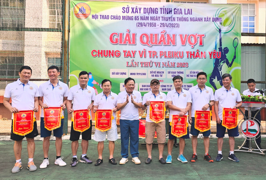 Trao cờ luân lưu cho các đội tham giải quần vợt. Ảnh: Hà Tây Trao cờ luân lưu cho các đội tham giải quần vợt. Ảnh: Hà Tây