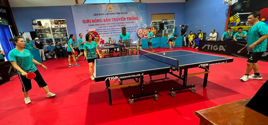 Các vận động viên tham gia Giải bóng bàn truyền thống tranh tài ở các nội dung. Ảnh: Đinh Yến