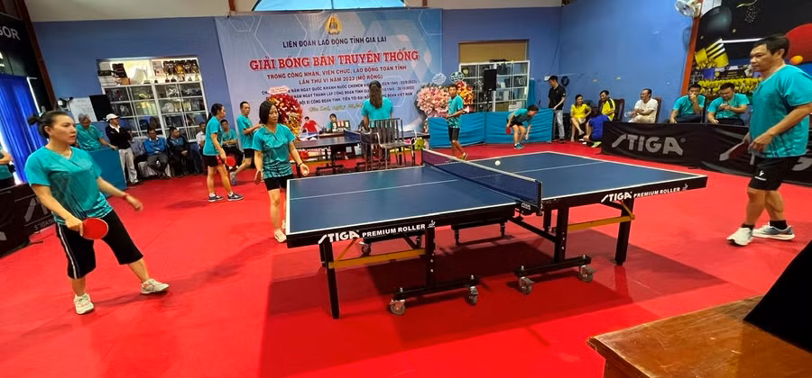 Các vận động viên tham gia Giải bóng bàn truyền thống tranh tài ở các nội dung. Ảnh: Đinh Yến