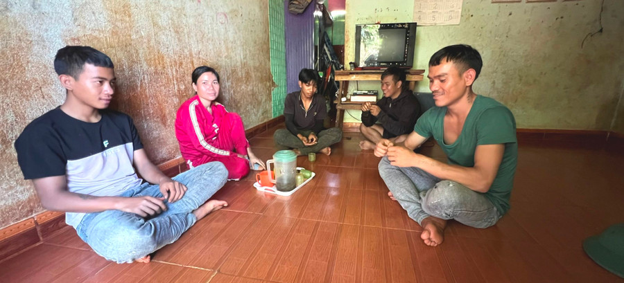 Những thanh niên vừa được giải cứu trở về địa phương quây quần bên gia đình chuẩn bị đón năm mới. Ảnh: Đinh Yến Những thanh niên vừa được giải cứu trở về địa phương quây quần bên gia đình chuẩn bị đón năm mới. Ảnh: Đinh Yến