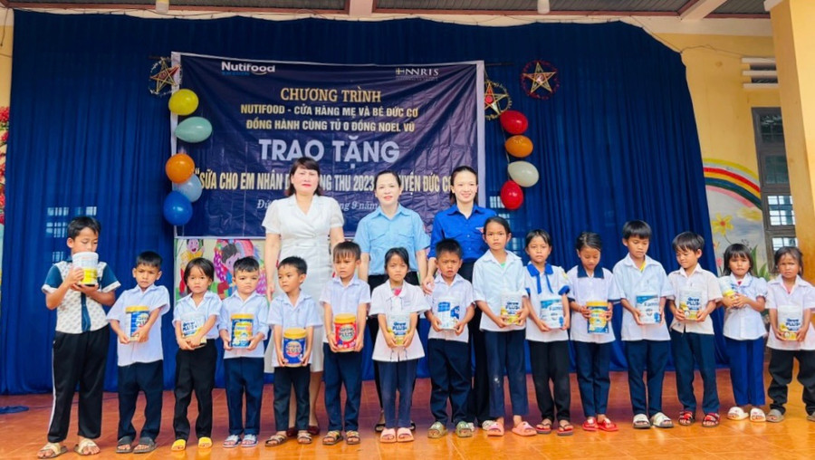 Trao tặng sữa cho trẻ em nhân dịp Tết Trung thu 2023 trên địa bàn huyện Đức Cơ. Ảnh: Thanh Tịnh Trao tặng sữa cho trẻ em nhân dịp Tết Trung thu 2023 trên địa bàn huyện Đức Cơ. Ảnh: Thanh Tịnh