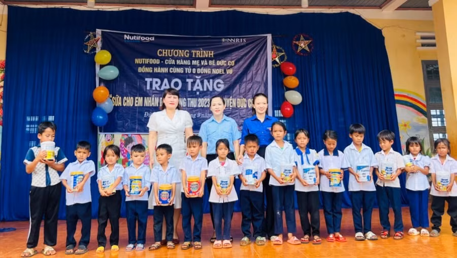 Trao tặng sữa cho trẻ em nhân dịp Tết Trung thu 2023 trên địa bàn huyện Đức Cơ. Ảnh: Thanh Tịnh