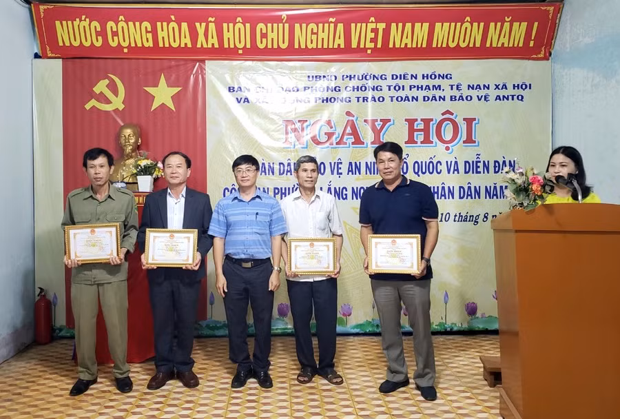 Chủ tịch UBND phường Diên Hồng Võ Phan Duyệt (thứ 3 từ phải qua) tặng giấy khen cho tập thể, cá nhân đã có thành tích xuất sắc trong thực hiện Ngày hội toàn dân bảo vệ an ninh Tổ quốc năm 2023. Ảnh: Đinh Yến