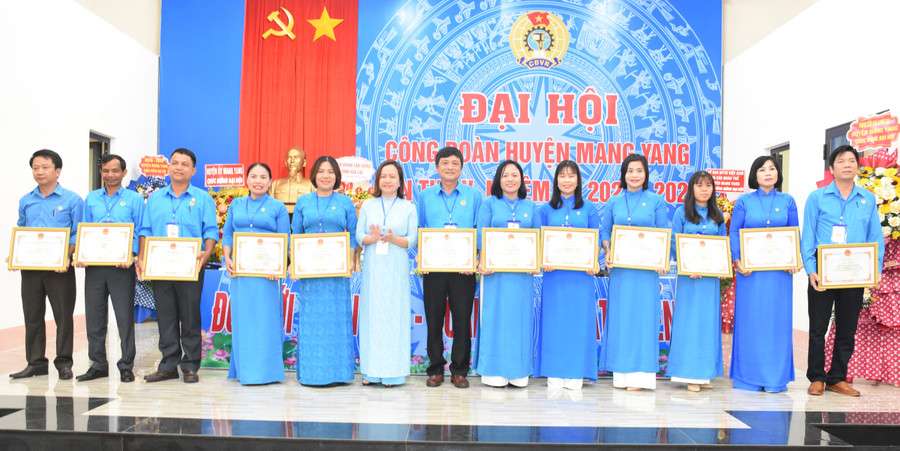 Đồng chí Hoàng Thị Lan Anh (thứ 6 từ trái qua)-Phó Chủ tịch UBND huyện Mang Yang trao giấy khen cho các cá nhân. Ảnh: Đinh Yến