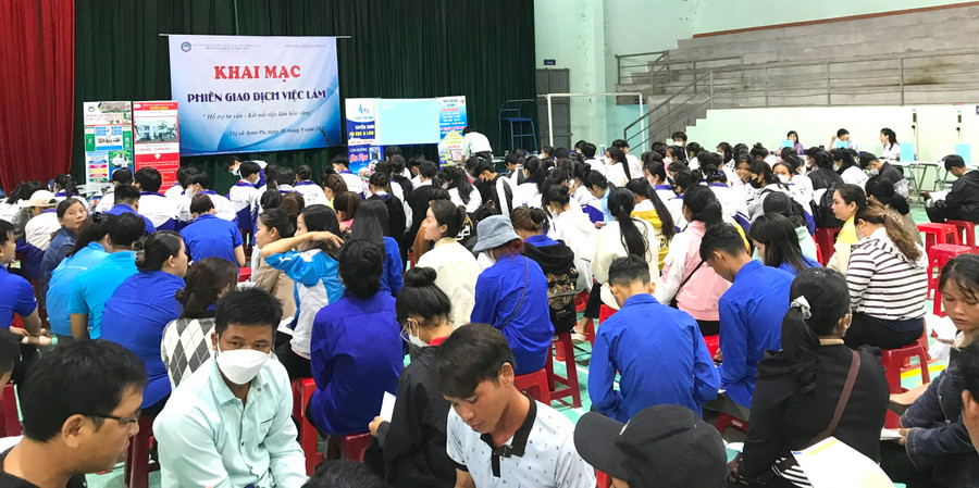 Quang cảnh phiên giao dịch việc làm cụm tại thị xã Ayun Pa. Ảnh: Đinh Yến Quang cảnh phiên giao dịch việc làm cụm tại thị xã Ayun Pa. Ảnh: Đinh Yến