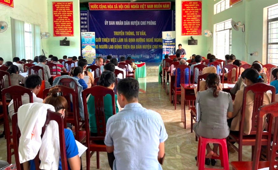 Quang cảnh buổi truyền thông, tư vấn, giới thiệu việc làm cho người lao động tại xã Thăng Hưng, huyện Chư Prông. Ảnh: Đinh Yến Quang cảnh buổi truyền thông, tư vấn, giới thiệu việc làm cho người lao động tại xã Thăng Hưng, huyện Chư Prông. Ảnh: Đinh Yến