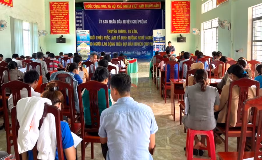 Quang cảnh buổi truyền thông, tư vấn, giới thiệu việc làm cho người lao động tại xã Thăng Hưng, huyện Chư Prông. Ảnh: Đinh Yến