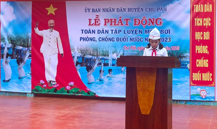 Đại diện học sinh Trường THCS xã Ia Ka phát biểu hưởng ứng tại lễ Phát động. Ảnh: Đinh Yến
