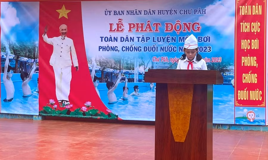 Đại diện học sinh Trường THCS xã Ia Ka phát biểu hưởng ứng tại lễ Phát động. Ảnh: Đinh Yến