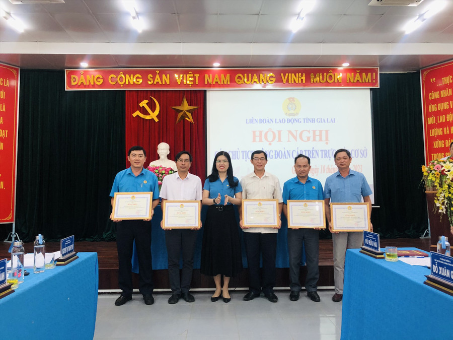 Bà Trần Lệ Nhung (thứ 3 từ phải qua)-Chủ tịch LĐLĐ tỉnh Gia Lai tặng bằng khen cho LĐLĐ các đơn vị có thành tích xuất sắc trong công tác đại hội công đoàn cơ sở nhiệm kỳ 2023-2028. Ảnh: Đinh Yến