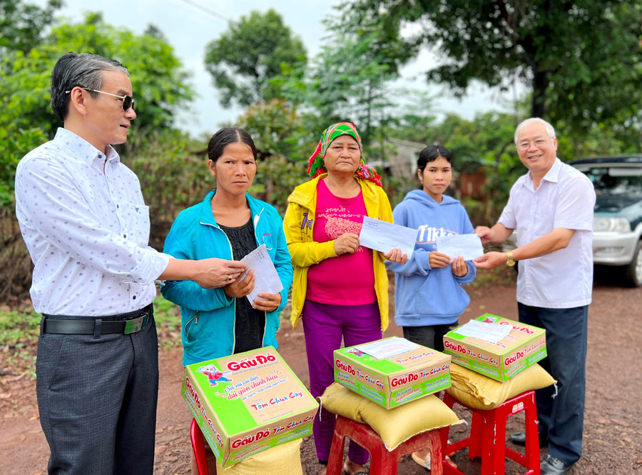 Hội Người mù tỉnh tặng quà cho hội viên có hoàn cảnh khó khăn, bệnh tật xã Ia Chía, huyện Ia Grai. Ảnh: Đinh Yến