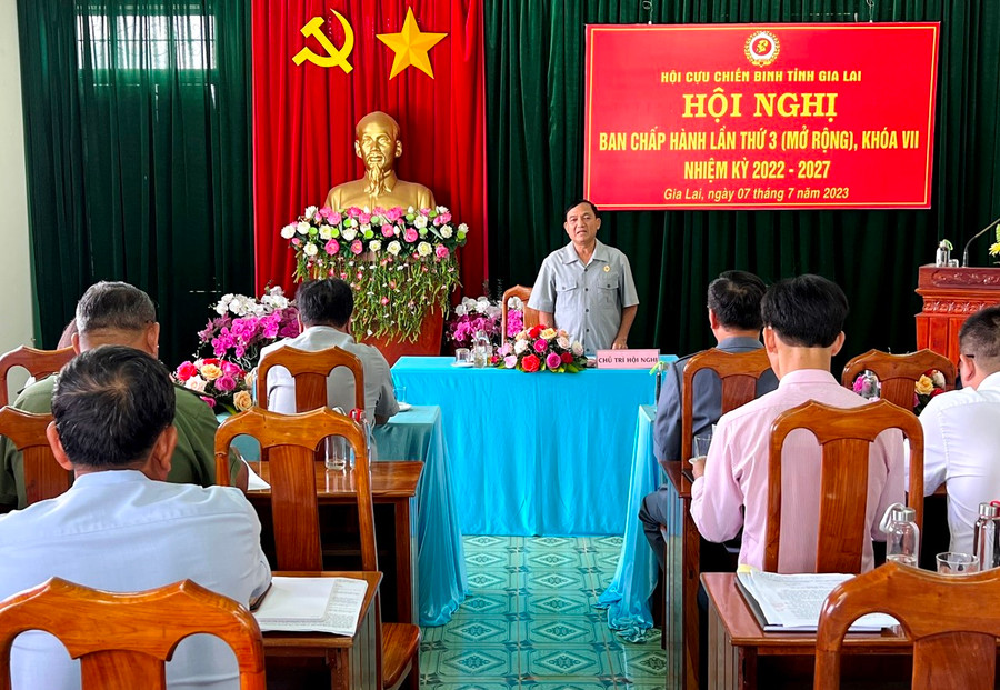 Đồng chí Nay Hứ (đứng)- Chủ tịch Hội Cựu chiến binh tỉnh Gia Lai kết luận hội nghị. Ảnh: Đinh Yến