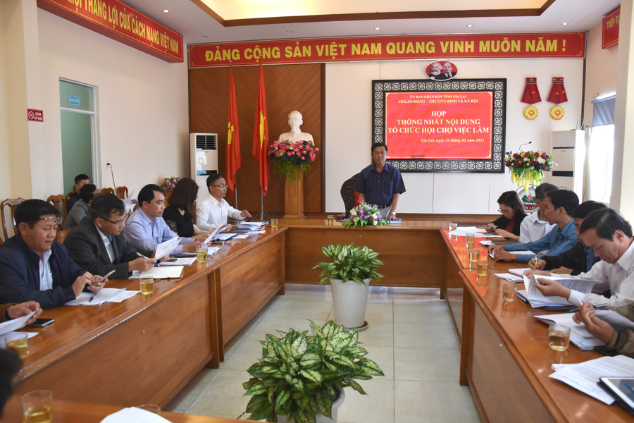 Họp thống nhất nội dung tổ chức Hội chợ việc làm. Ảnh: Đinh Yến Họp thống nhất nội dung tổ chức Hội chợ việc làm. Ảnh: Đinh Yến