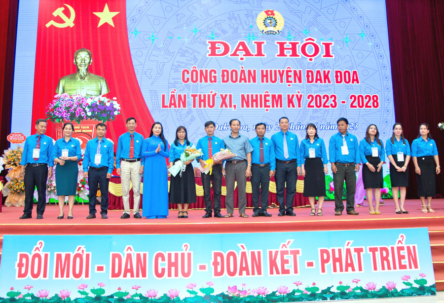 Ra mắt Ban Chấp hành Công đoàn huyện Đak Đoa lần thứ XI (nhiệm kỳ 2023-2028). Ảnh: Đinh Yến