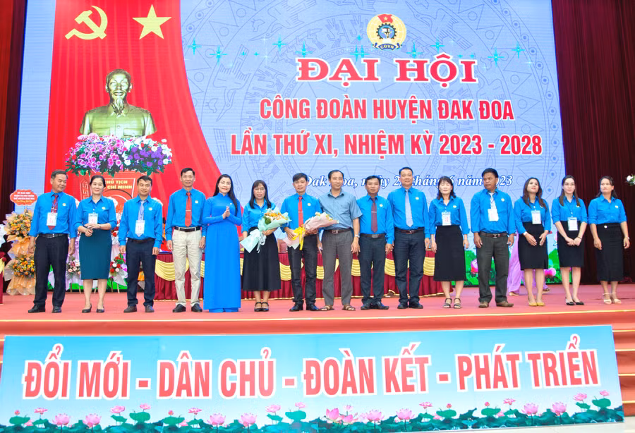 Ra mắt Ban Chấp hành Công đoàn huyện Đak Đoa lần thứ XI (nhiệm kỳ 2023-2028). Ảnh: Đinh Yến