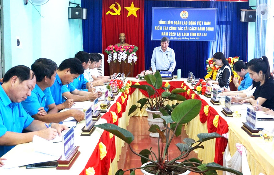 Phó Chủ tịch Thường trực Tổng Liên đoàn Lao động Việt Nam Trần Thanh Hải kiểm tra công tác cải cách hành chính năm 2023 Liên đoàn Lao động tỉnh Gia Lai và Liên đoàn Lao động huyện Đức Cơ. Ảnh: Yến Tuấn