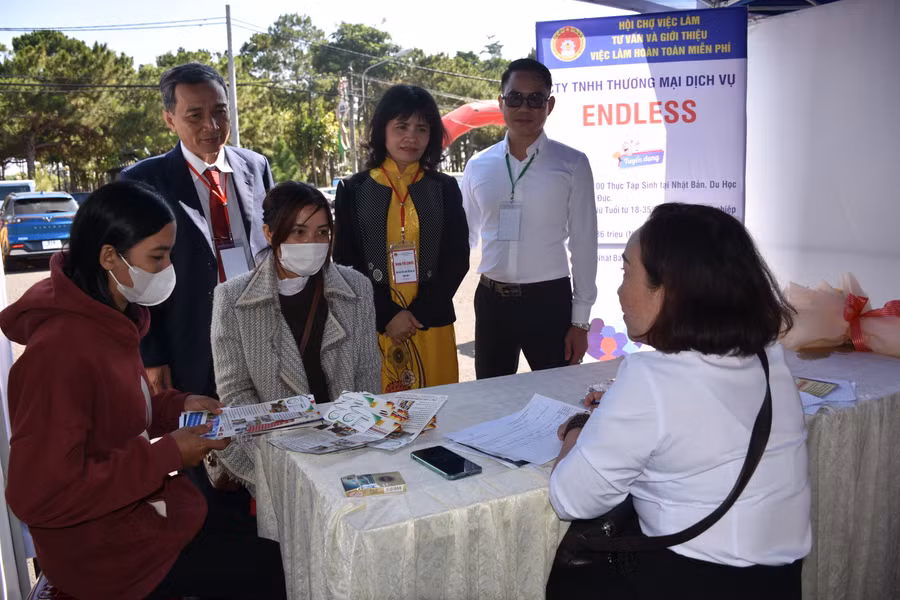 Nhiều lao động được doanh nghiệp tư vấn, tuyển dụng trực tiếp tại Hội chợ Việc làm tỉnh năm 2023. Ảnh: Yến-Dung