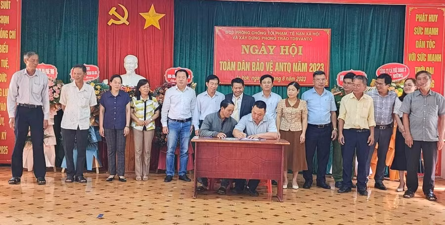 Đại diện các thôn, làng trên địa bàn xã Ia Yok ký cam kết xây dựng và duy trì phong trào Toàn dân bảo vệ an ninh Tổ quốc. Ảnh: Đinh Yến