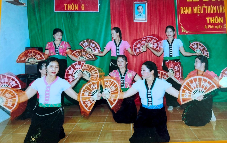 Múa xòe là nét đẹp văn hóa truyền thống của người Mường vui đón Tết Độc Lập. Ảnh: Hà Thắm Múa xòe là nét đẹp văn hóa truyền thống của người Mường vui đón Tết Độc Lập. Ảnh: Hà Thắm