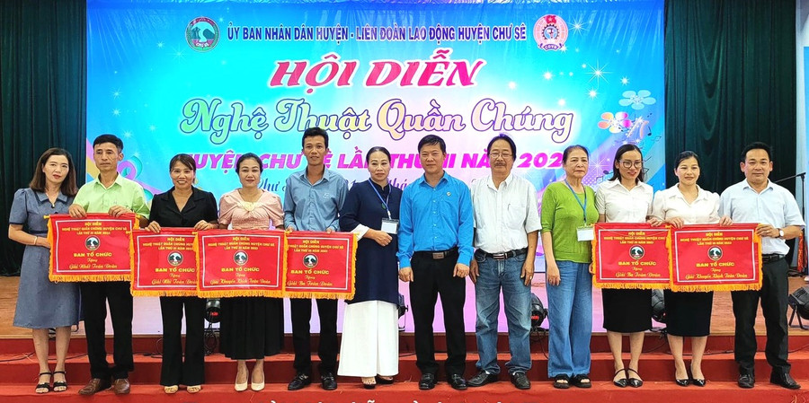 Ban tổ chức trao giải cho các đơn vị có các tiết mục văn nghệ xuất sắc tại hội diễn. Ảnh: Đinh Yến