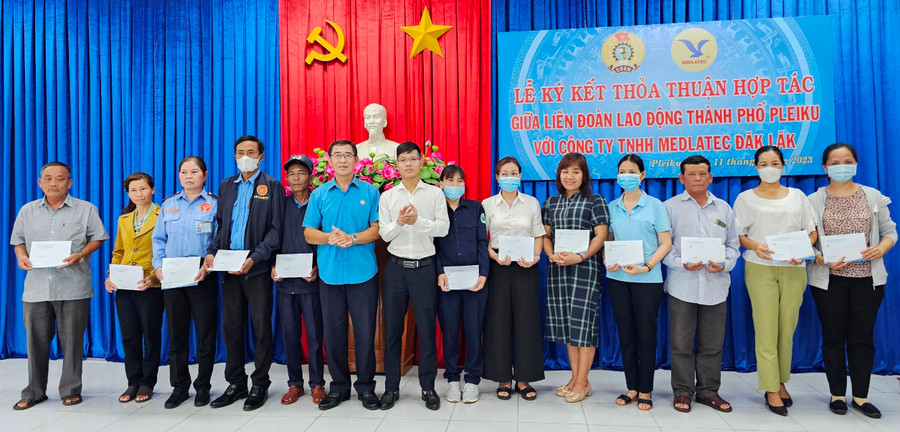 Tặng quà cho đoàn viên có hoàn cảnh khó khăn. Ảnh: Đinh Yến Tặng quà cho đoàn viên có hoàn cảnh khó khăn. Ảnh: Đinh Yến