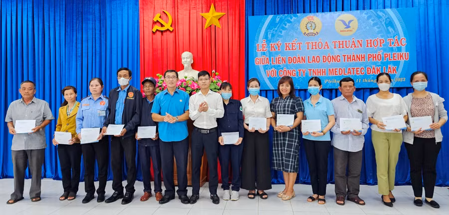 Tặng quà cho đoàn viên có hoàn cảnh khó khăn. Ảnh: Đinh Yến