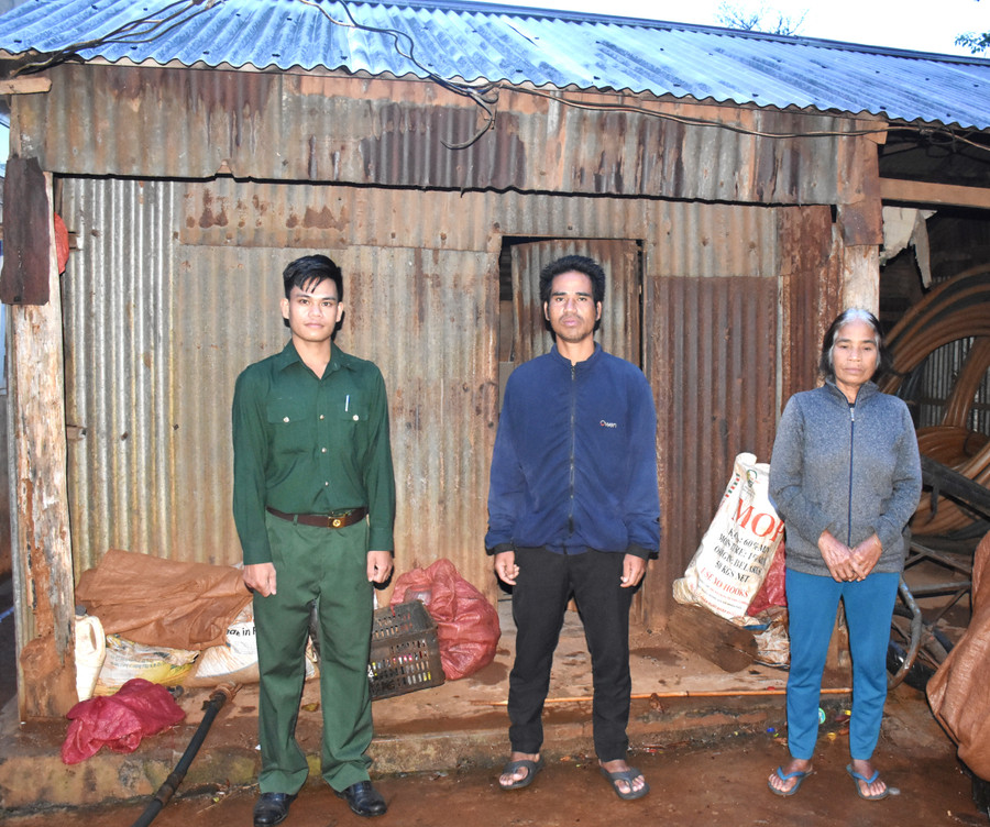 Ông Nguyễn Văn Thông (thứ nhất từ trái qua)-Chủ tịch Hội CCB phường Chi Lăng khảo sát hỗ trợ xây mới nhà ở cho hội viên Blum, làng Châm Nẻh, phường Chi Lăng. Ảnh: Đinh Yến