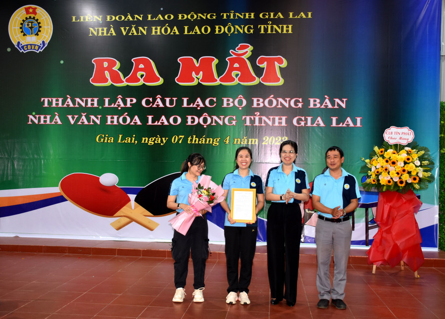 Bà Trần Lệ Nhung (thứ 2 từ phải qua) tặng hoa chúc mừng Câu lạc bộ Bóng bàn Nhà Văn hóa Lao động tỉnh Gia Lai. Ảnh: Đinh Yến